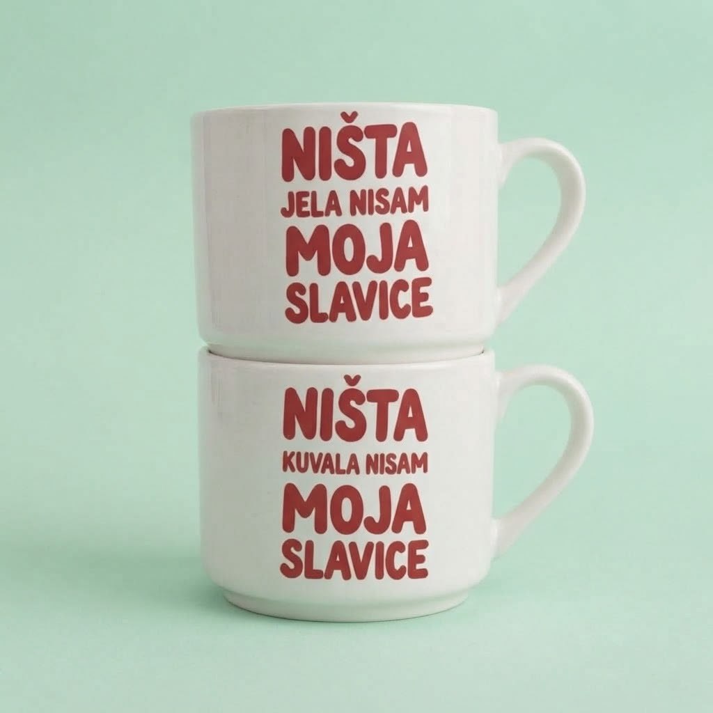 Dve bele šolje, natpisi Ništa jela nisam moja Slavice i Ništa kuvala nisam moja Slavice